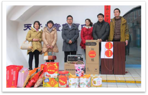 2014年2月12日 帶著新北區(qū)三井小學(xué)的部分兒童攜帶禮品等走進(jìn)“常州天愛”與這些“星星的孩子”零距離的接觸。